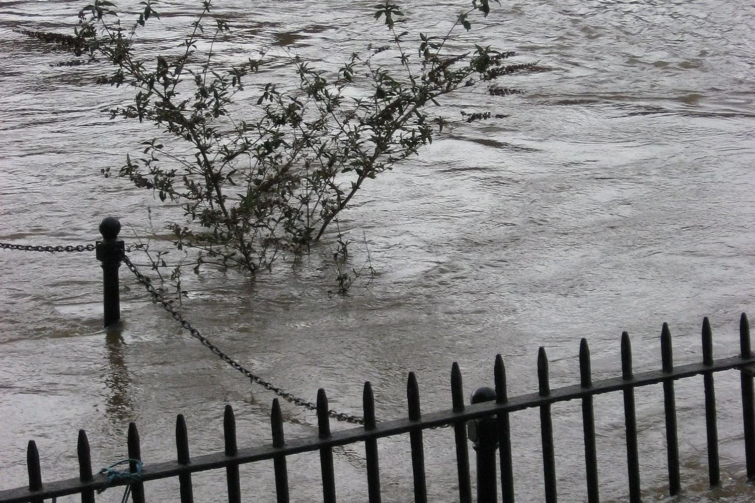 Шторм “Клаудія” забрав життя трьох людей у Португалії та спричинив повені у Британії
