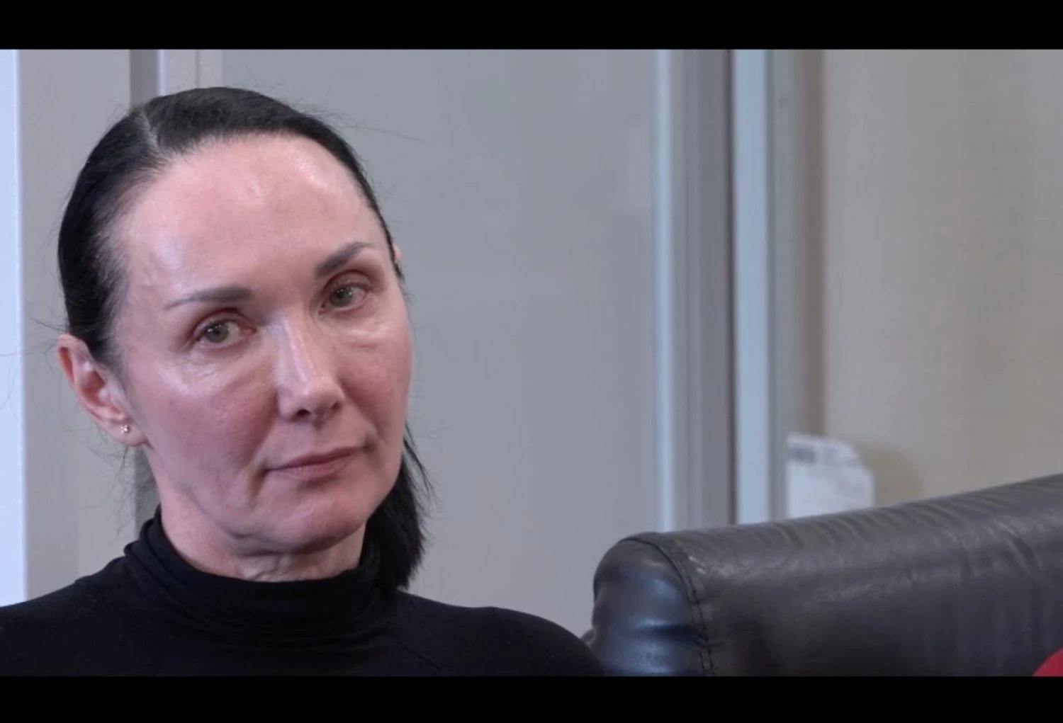 Через неявку адвоката суд не зміг розглянути питання відсторонення з посади лікарки-онколога, чий пацієнт помер у скандальній клініці “Одрекс”