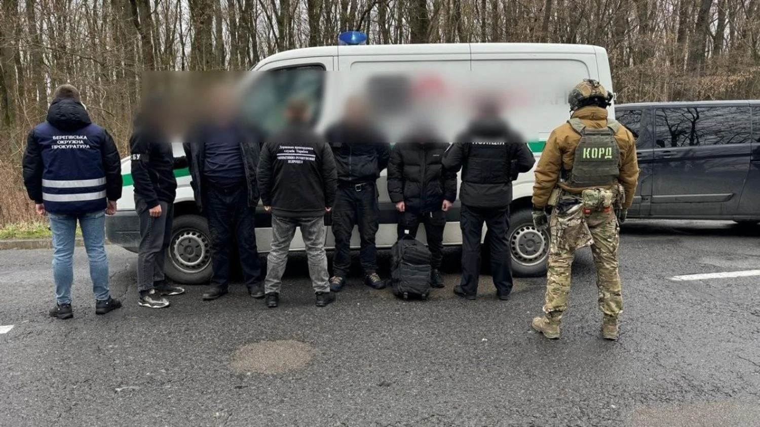 Везли “клієнта” до кордону з Угорщиною: на Закарпатті затримали авто інкасаторів