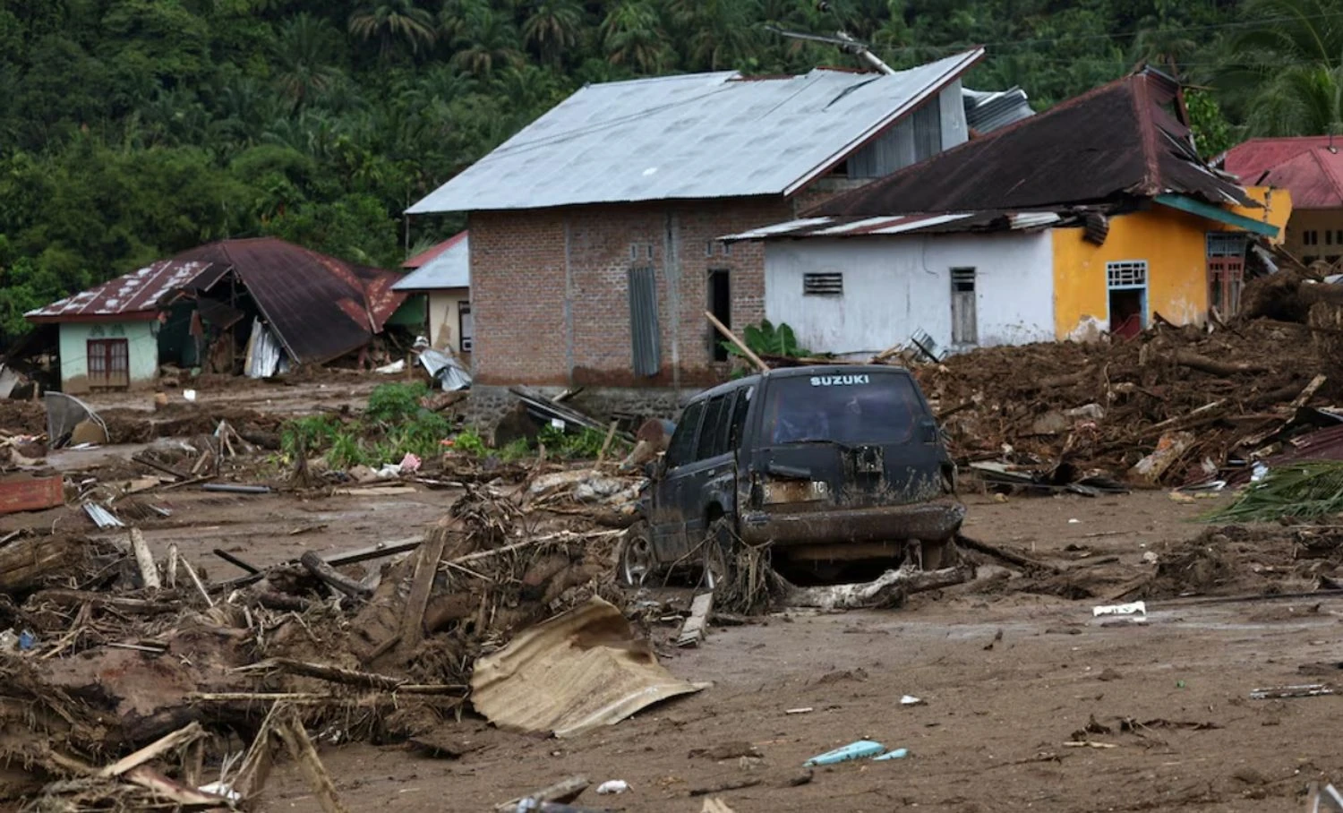 Повені та зсуви на Суматрі забрали життя понад 700 людей