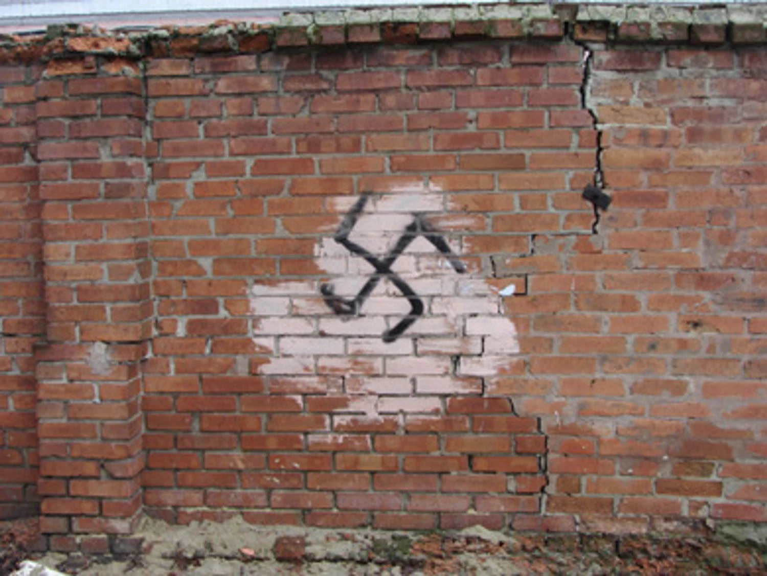 У Німеччині підлітки накреслили свастики на єврейських надгробках