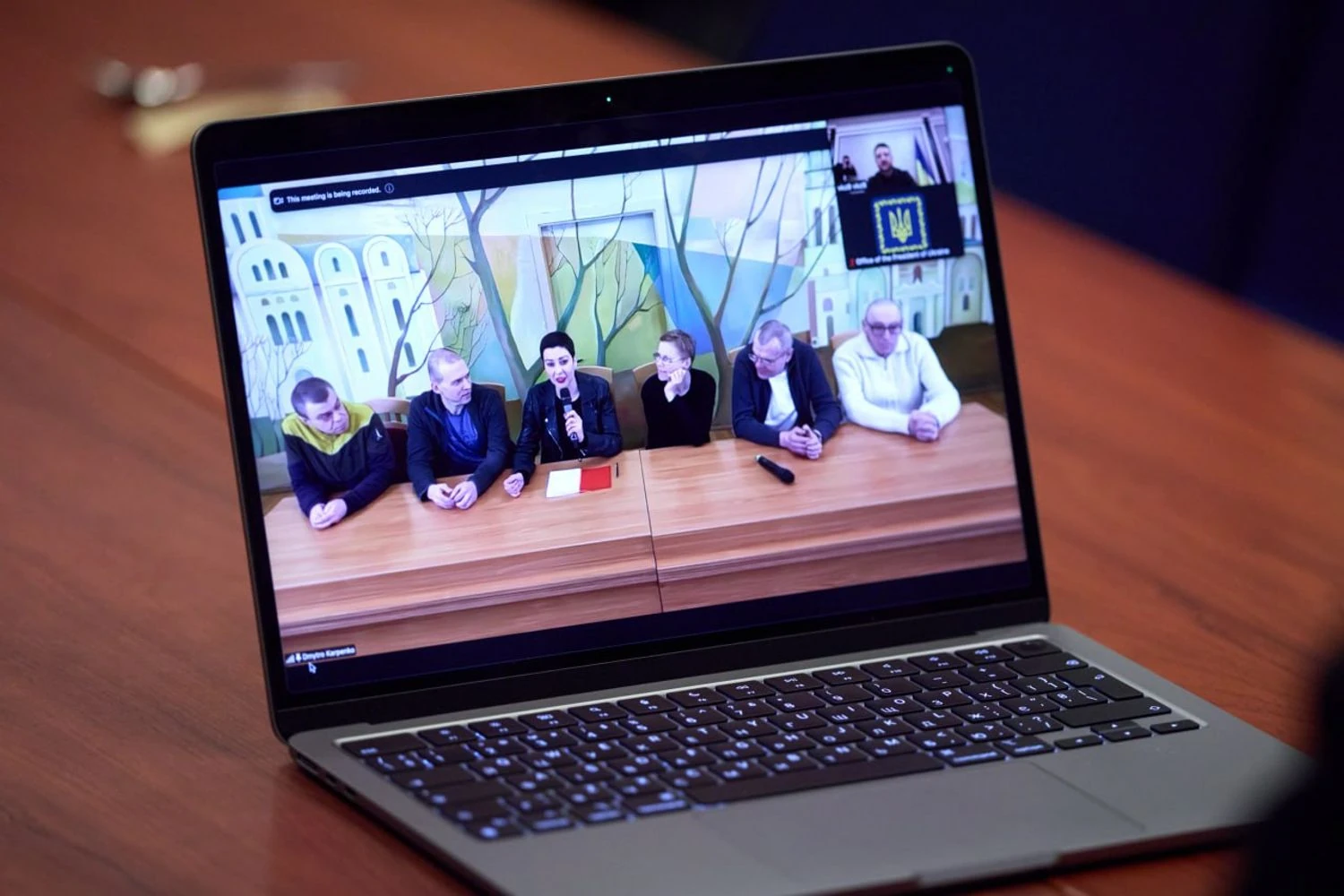 Зеленський поспілкувався зі звільненими білоруськими політв’язнями