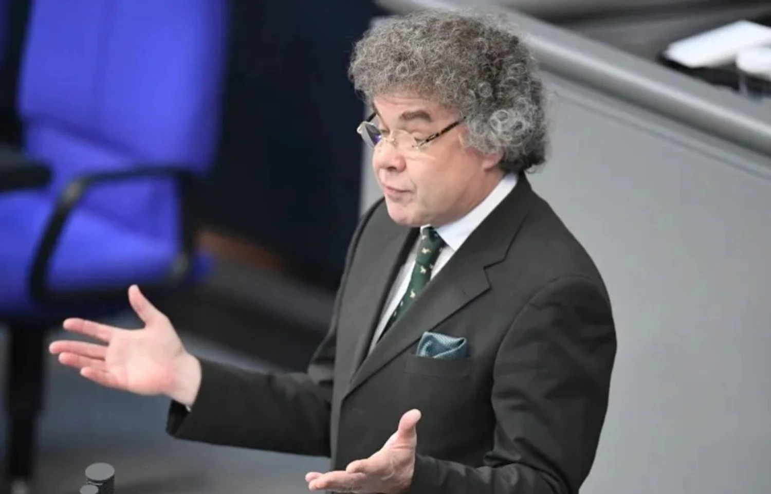 Скандал у Бундестазі: депутата від AfD звинувачують у використанні забороненого нацистського вітання