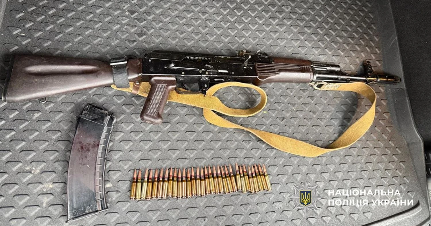 Автомати поштою і “гроші в книзі”: викрито міжрегіональний канал нелегальної торгівлі зброєю