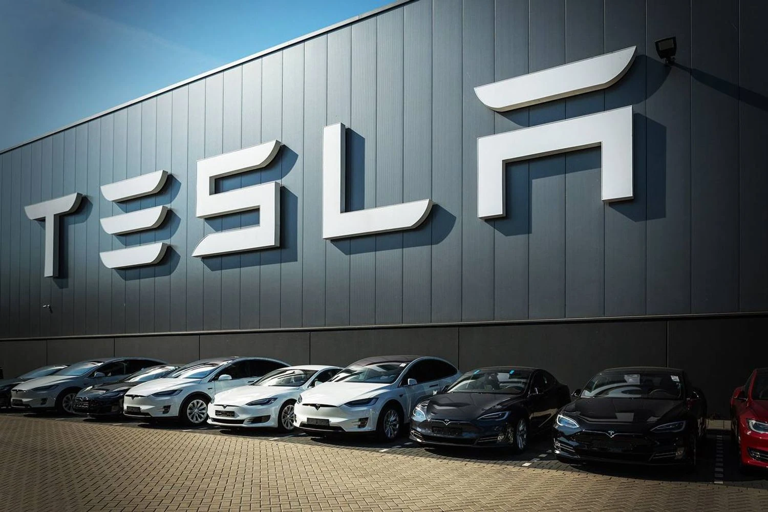 Реєстрації Tesla різко впали у Франції та Швеції, але зросли в Норвегії