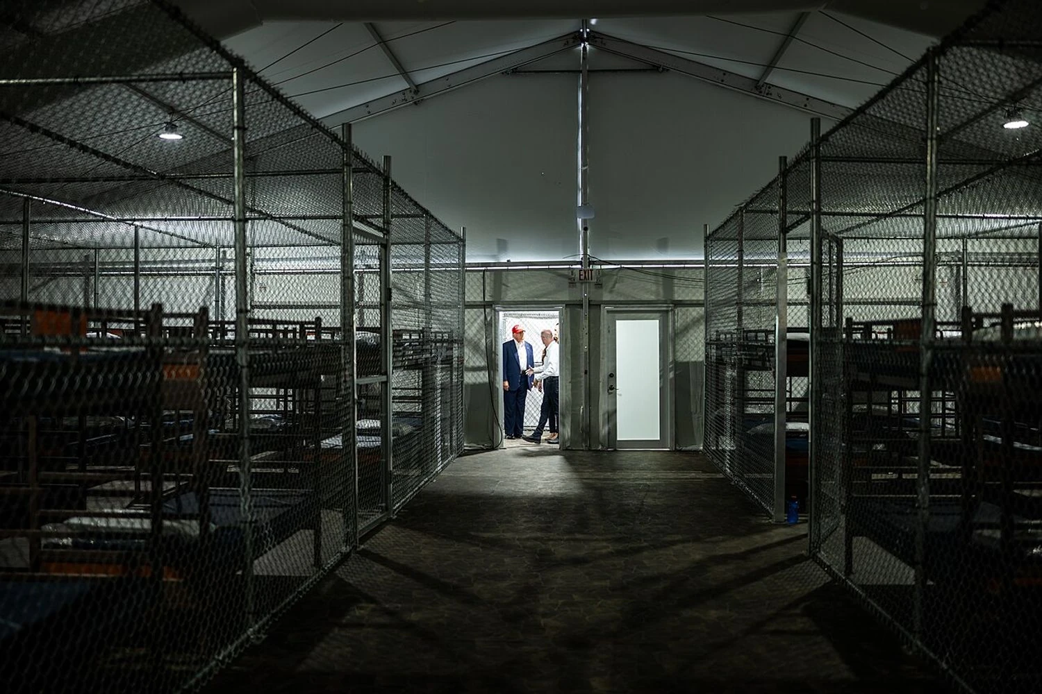 Флорида розширює мережу таборів для мігрантів після 20 000 арештів