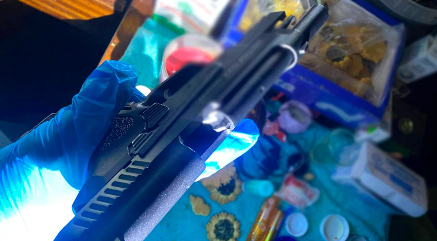 Погрожував пістолетом відвідувачам супермаркету: у Києві затримали нетверезого чоловіка