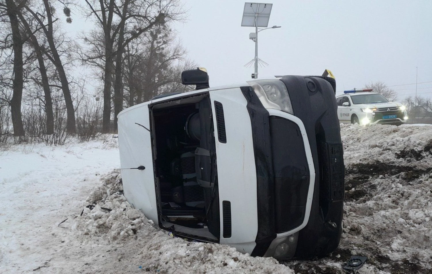 ДТП на Сумщині: мікроавтобус вилетів на узбіччя і перекинувся, постраждали 8 людей