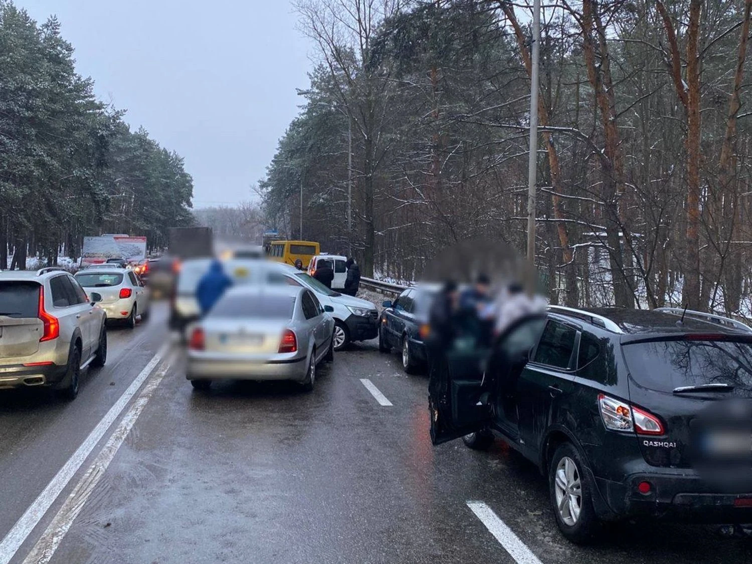 В Україні на тлі негоди вже понад 180 ДТП: приблизно кожна шоста – з потерпілими