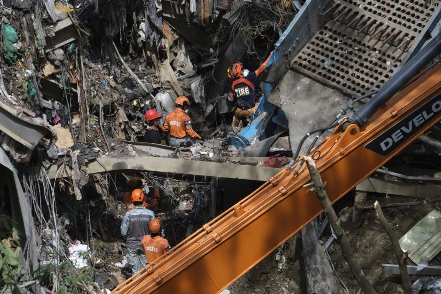 Рятувальники шукають десятки людей, які зникли після зсуву на сміттєзвалищі на Філіппінах
