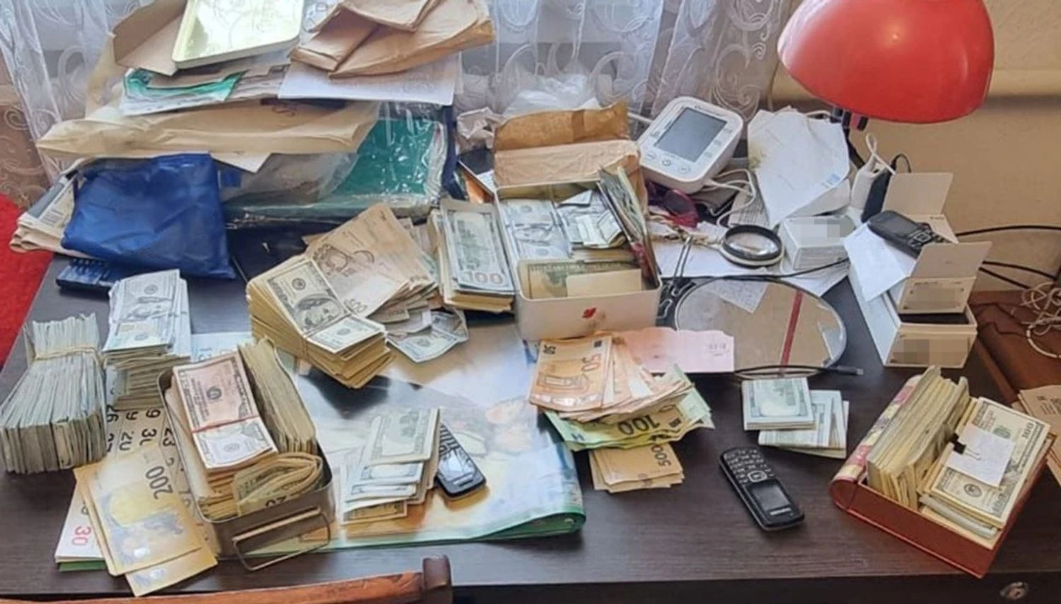 Заробила понад 300 тис. доларів США на “ухилянтах”: затримано голову ВЛК на Дніпропетровщині