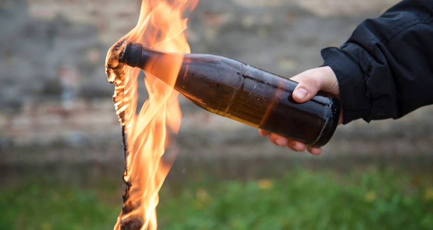 На Житомирщині чоловік кинув "коктейль молотова" у квартиру, де перебувала його співмешканка з малолітнім синомУ Коростені чоловік у стані алкогольного сп'яніння кинув "коктейль молотова" у квартиру співмешканки. Жінка отримала опіки
дихальних шляхів та руки, її госпіталізували.Кримінал та НП • 23 січня, 14:40 • 12353 перегляди