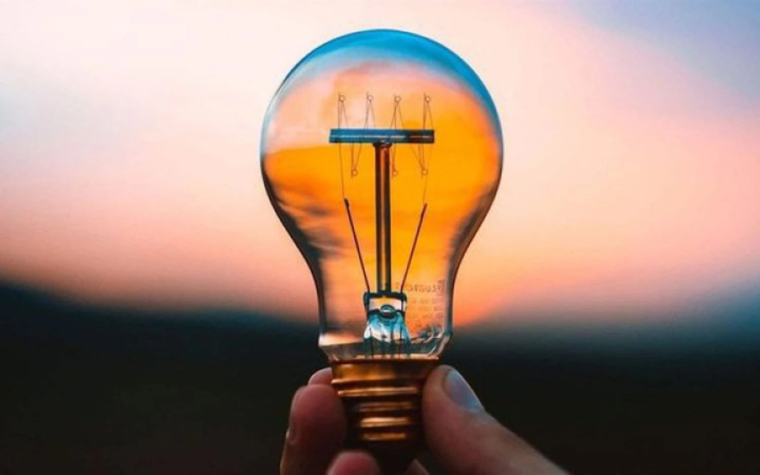 Після ворожих обстрілів є знеструмлення у 3 областях, досі складно на Київщині й Одещині, є аварійні відключення – Міненерго