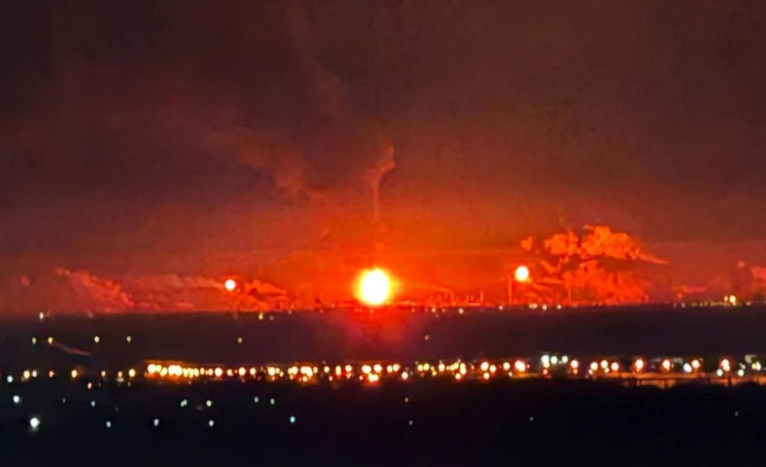 Масована атака БпЛА на волгоградську область: пожежа на заводі та пошкодження будинків