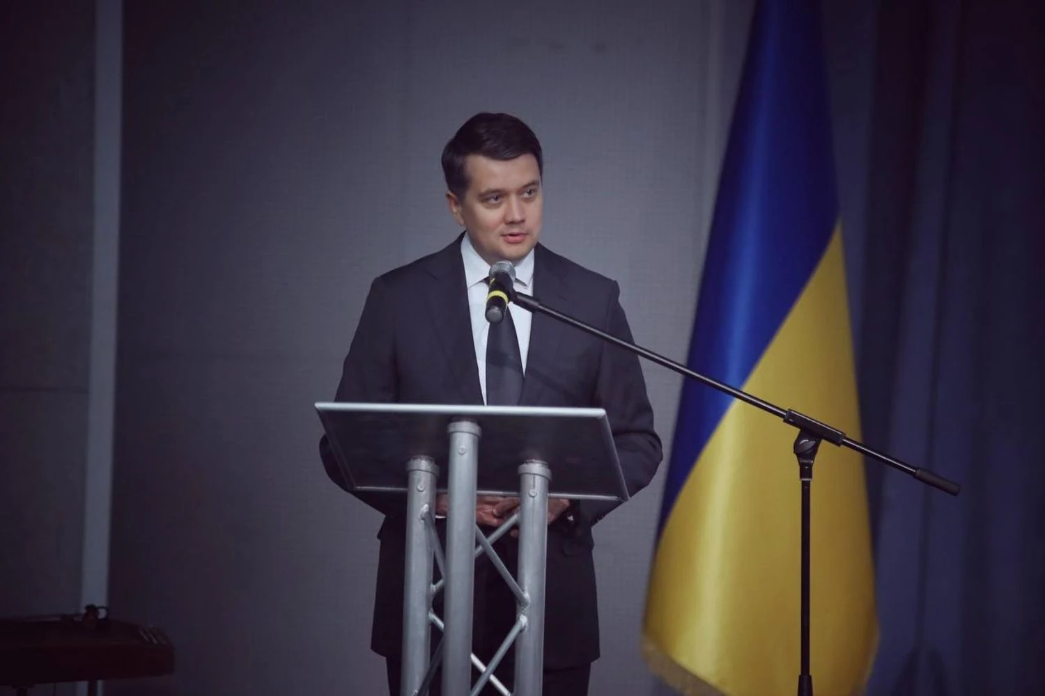 Будинок Дмитра Разумкова пошкоджено внаслідок атаки рф на Київщину 22 лютогоВночі 22 лютого російська атака пошкодила будинок народного депутата Дмитра Разумкова, вибивши вікна. Депутат бачив, як діставали
людей з-під завалів, його родина не постраждала.Суспільство • 07:04 • 4658 перегляди