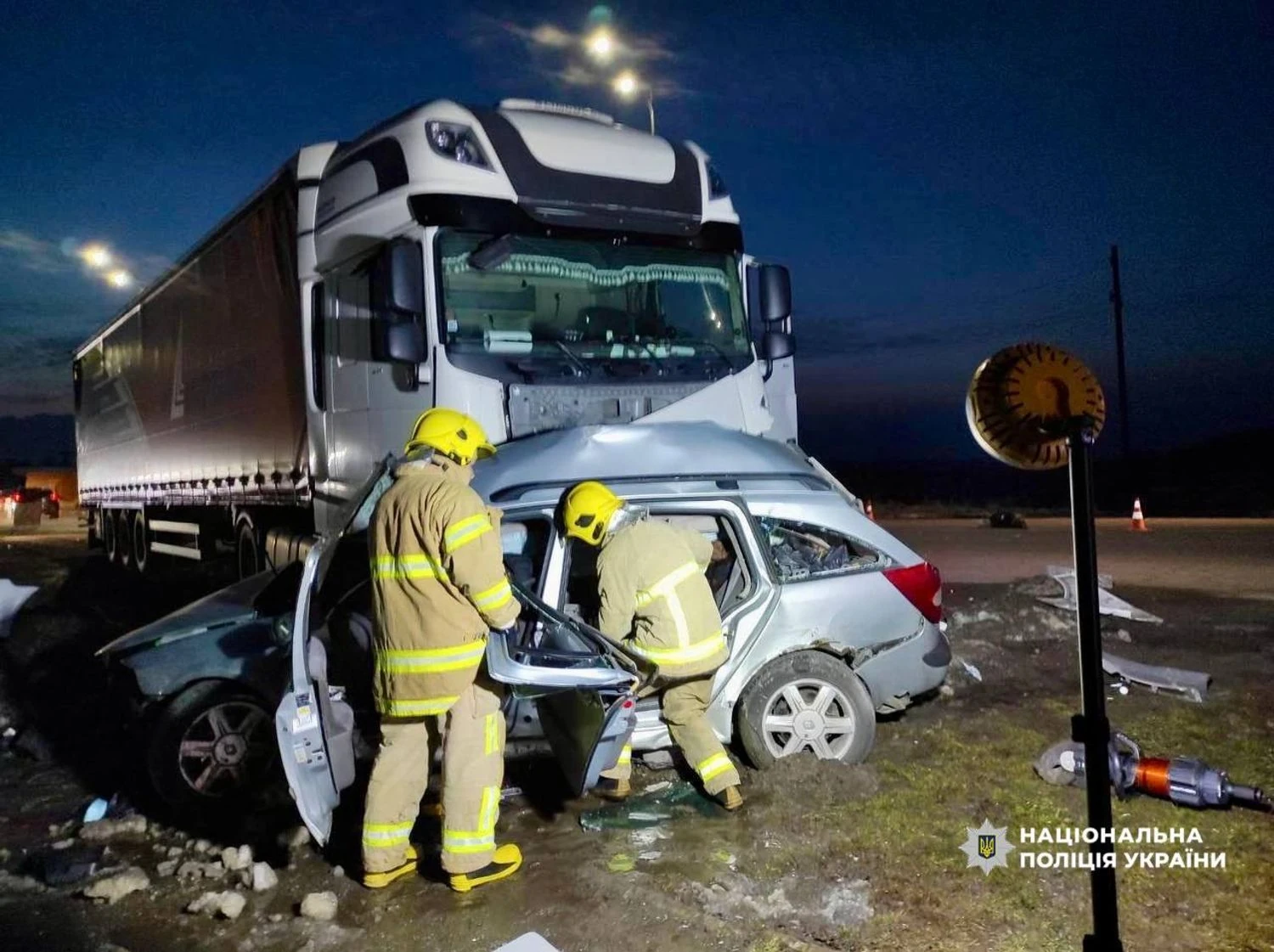 На Рівненщині вантажівка протаранила легковик, є жертви