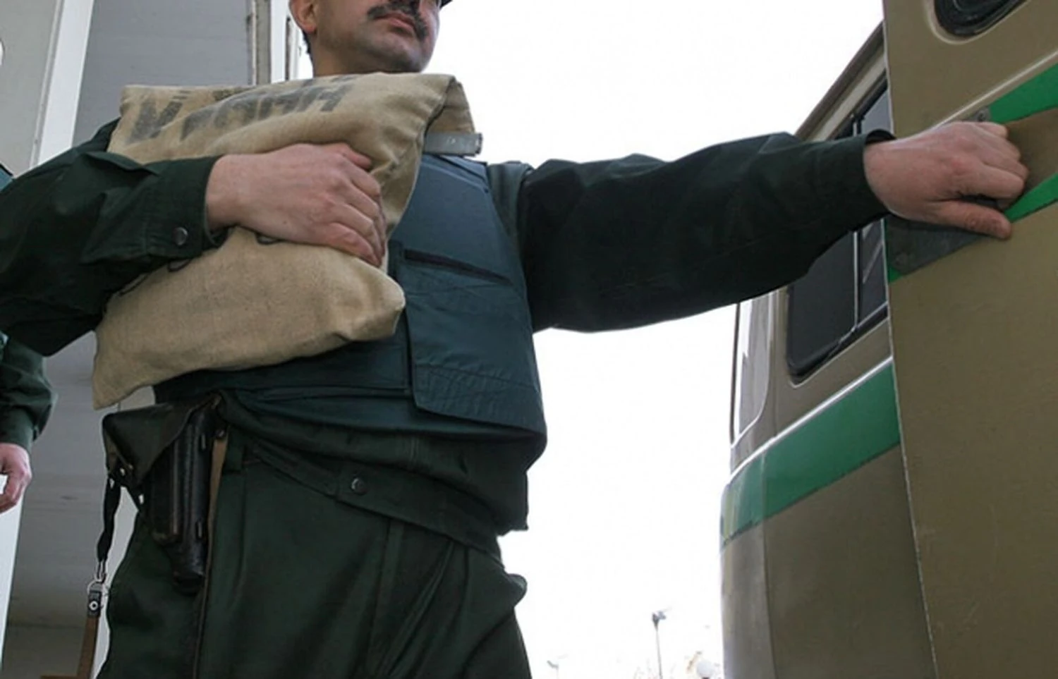 Затримані інкасаторські автомобілі на території Антитерористичного центру Угорщини – джерелоІнкасаторські автомобілі, затримані в Угорщині з 40 млн доларів, 35 млн євро та 9 кг золота, зафіксовані на території
Антитерористичного центру країни. Політика • 06:32 • 4694 перегляди