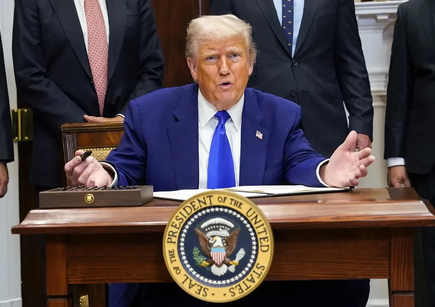 Трамп вважає, що росія може "трохи допомагати Ірану"Дональд Трамп припустив підтримку Ірану путіним як відповідь на допомогу США Україні. Світ • 13 березня, 15:20 • 3114 перегляди