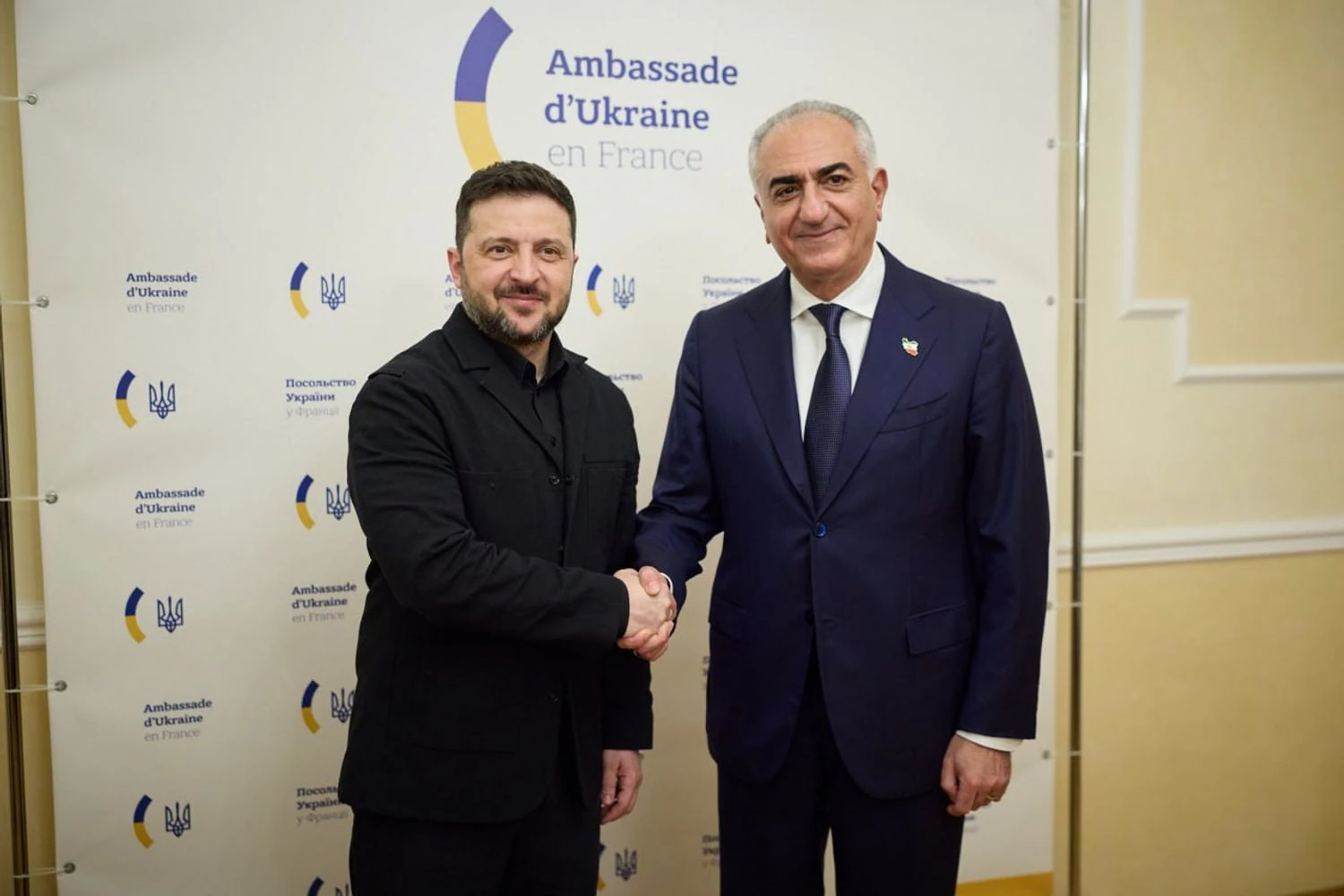 Зеленський у Парижі зустрівся із спадкоємним принцом Ірану. Говорили про операцію США та підтримку УкраїниВолодимир Зеленський зустрівся з Резою Пахлаві для обговорення ситуації в Ірані. Сторони розглянули міжнародний тиск на режим та
підтримку України.Політика • 13 березня, 18:22 • 3660 перегляди
