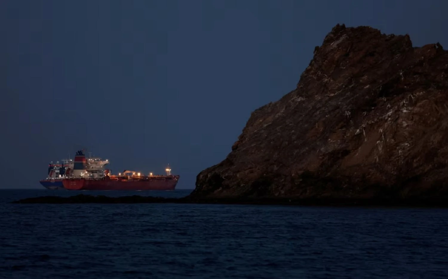 Іран може дозволити пропуск нафтових танкерів через Ормузьку протоку за однієї умови - CNN