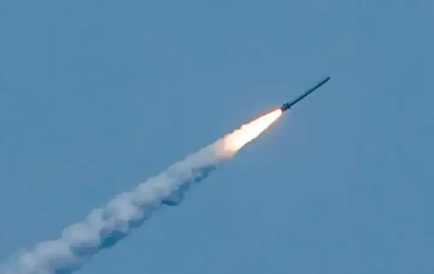 Іран атакував балістичними ракетами базу США на острові Дієго-ГарсіяІран запустив дві ракети по стратегічній базі США в Індійському океані. Одна ракета впала сама, іншу перехопив американський
корабель.Світ • 21 березня, 08:08 • 9186 перегляди