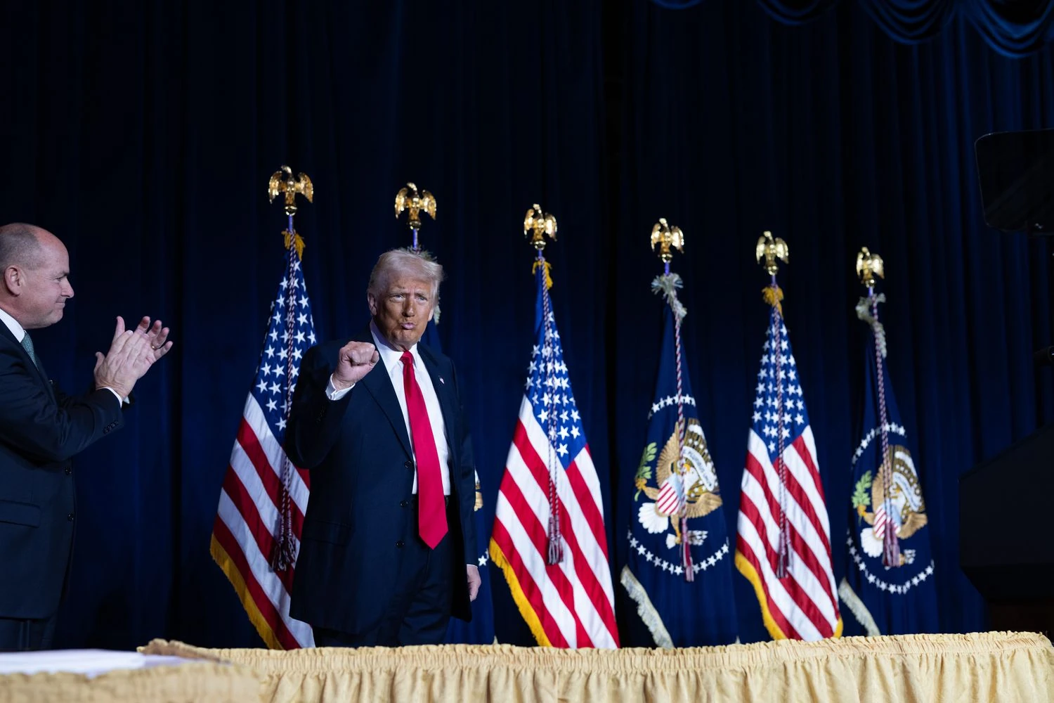 Рішення Трампа відкласти дедлайн для Ірану частково спрямоване на заспокоєння ринків – BloombergПрезидент США оголосив п'ятиденну паузу в атаках на енергооб'єкти Ірану для стабілізації цін на нафту. Тегеран заперечує факт
проведення переговорів.Економіка • 23 березня, 16:02 • 5170 перегляди