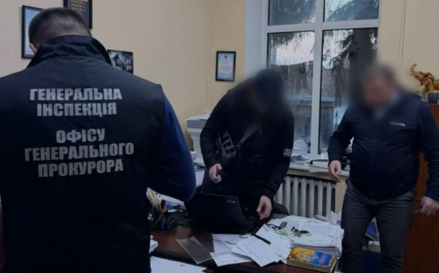 Двом прокурорам повідомили про підозру в замаху на шахрайство, одного вже відправили під варту і визначили 6 млн застави – ГенпрокурорПосадовців Броварської прокуратури підозрюють у замаху на шахрайство та залякуванні бізнесмена задля отримання хабаря. Суд
призначив заставу у 6 мільйонів гривень.Кримінал • 27 березня, 16:28 • 3972 перегляди