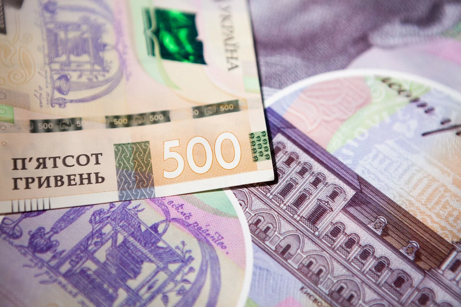 Буковель, хрестини і лікування друзів – у справі про розтрату профспілкових коштів нові підозриКерівники профспілок витрачали кошти на відпочинок у Буковелі та приватні потреби. Правоохоронці повідомили про нові підозри
шістьом учасникам схеми.Кримінал • 6 квітня, 10:02 • 3228 перегляди