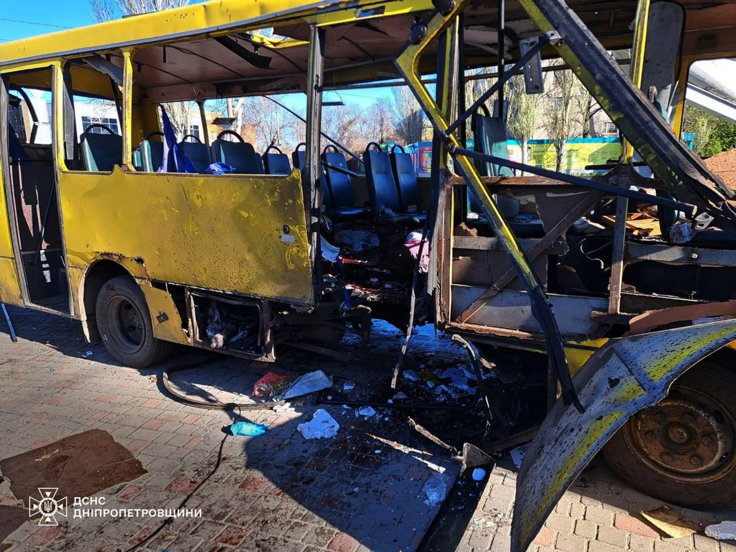росія вдарила дроном по маршрутці в Нікополі, троє загиблих і 12 поранених