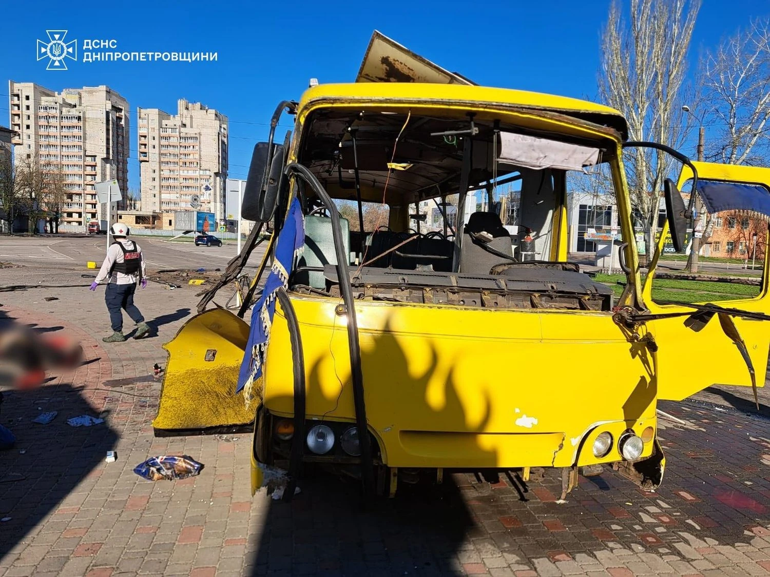 Кількість постраждалих через удар рф по маршрутці в Нікополі зрослаВнаслідок атаки БпЛА на цивільний автобус у центрі Нікополя постраждали 16 людей. Восьмеро осіб госпіталізовані, троє чоловіків
перебувають у важкому стані.Війна в Україні • 7 квітня, 07:59 • 3416 перегляди