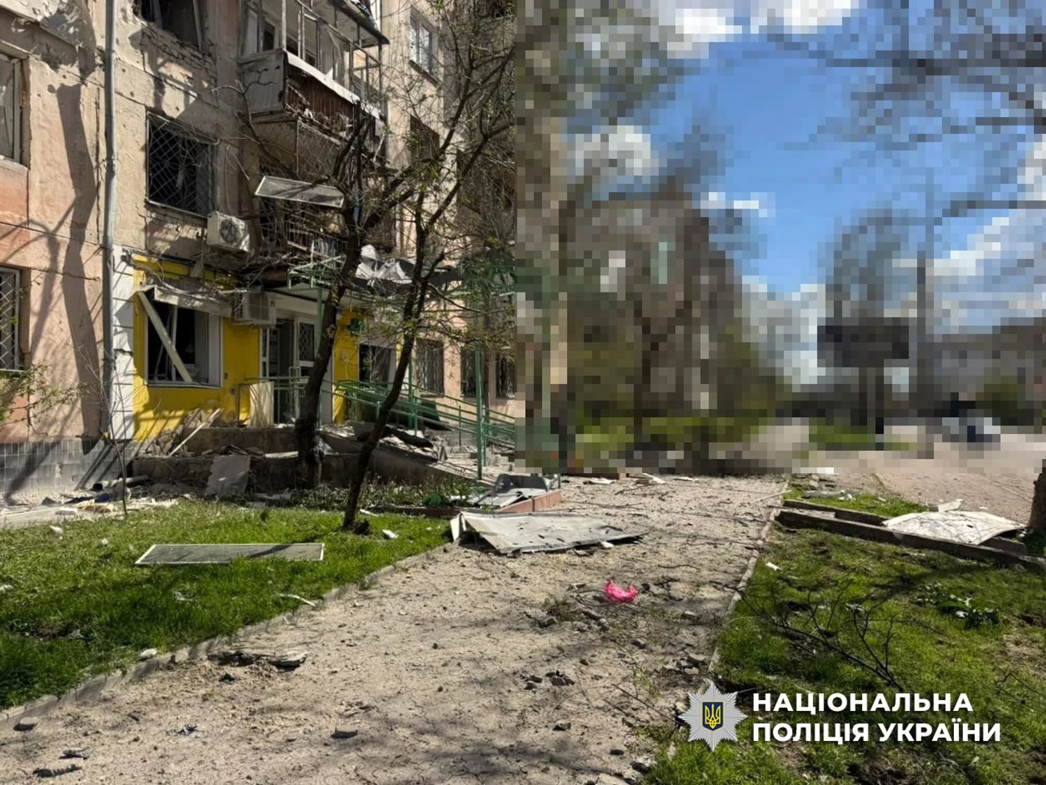 У Херсоні ворог пів години безперервно бив по житловій забудові – 4 загиблихРосійські війська пів години обстрілювали житлову забудову Херсона. Внаслідок атаки четверо осіб загинули, ще семеро отримали
поранення різного ступеня.Війна в Україні • 13:30 • 1264 перегляди