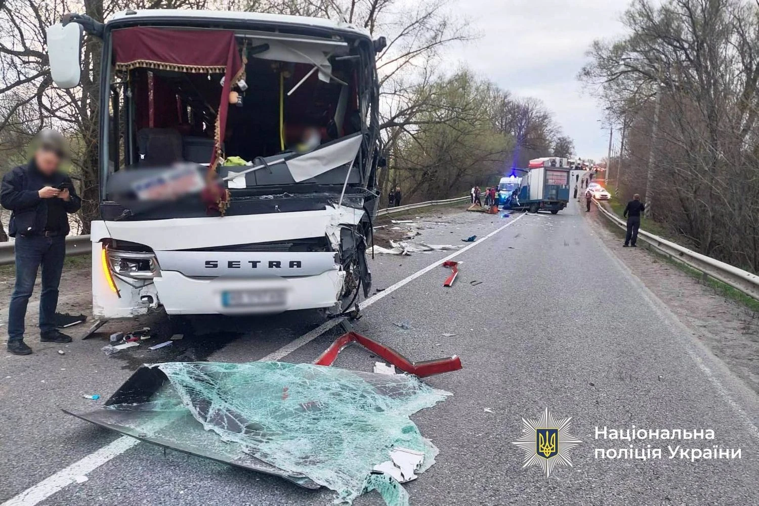 Вантажівка влетіла в автобус на Вінниччині, є загиблий та поранені