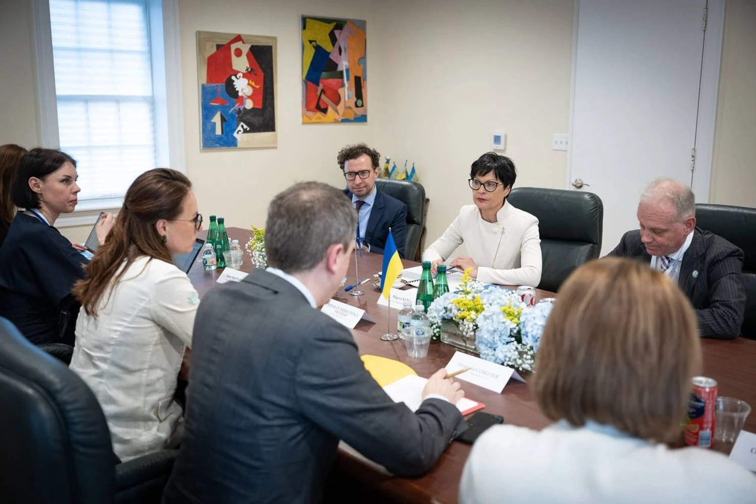 Україна готується до отримання 2,7 млрд євро за програмою Ukraine Facility – Свириденко після зустрічі із єврокомісаркою КосУряд та парламент виконали умови для отримання траншу через ухвалення пакету реформ. Свириденко та Кос обговорили технічні питання
забезпечення першого траншу кредиту ЄС обсягом 90 млрд євро.Економіка • 16 квітня, 14:54 • 2054 перегляди