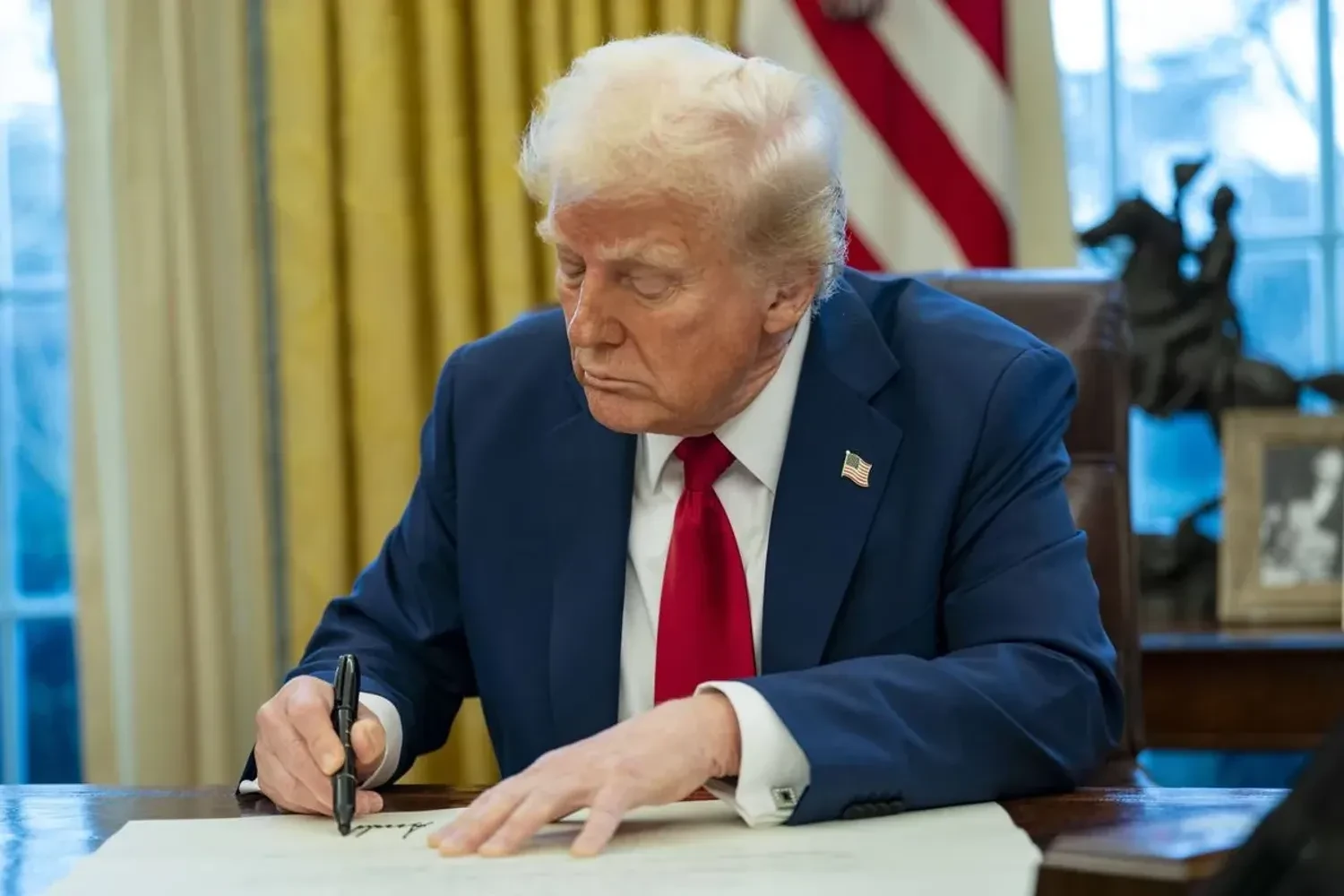 Трамп наказав ВМС США відкрити вогонь по іранських човнах, що встановлюють міни в Ормузькій протоціПрезидент США наказав флоту стріляти по суднах Ірану за встановлення мін. Наразі триває активне розмінування протоки в умовах
економічного тиску.Політика • 23 квітня, 15:25 • 8244 перегляди