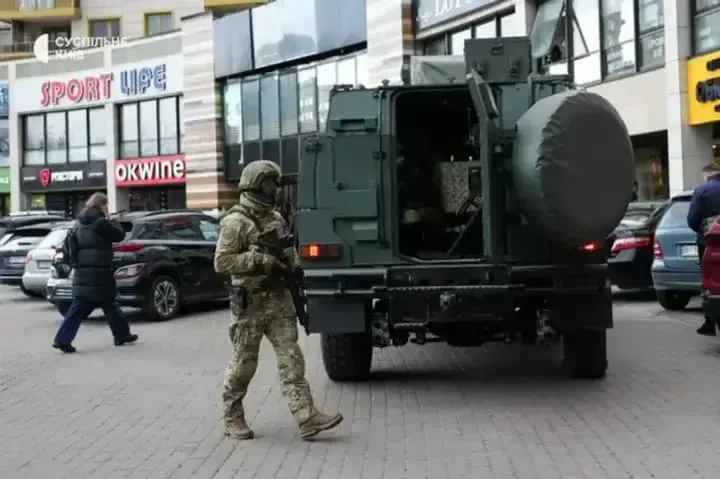 Чоловік, що влаштував “масшутінг” у столиці, системно готувався до цього – слідство