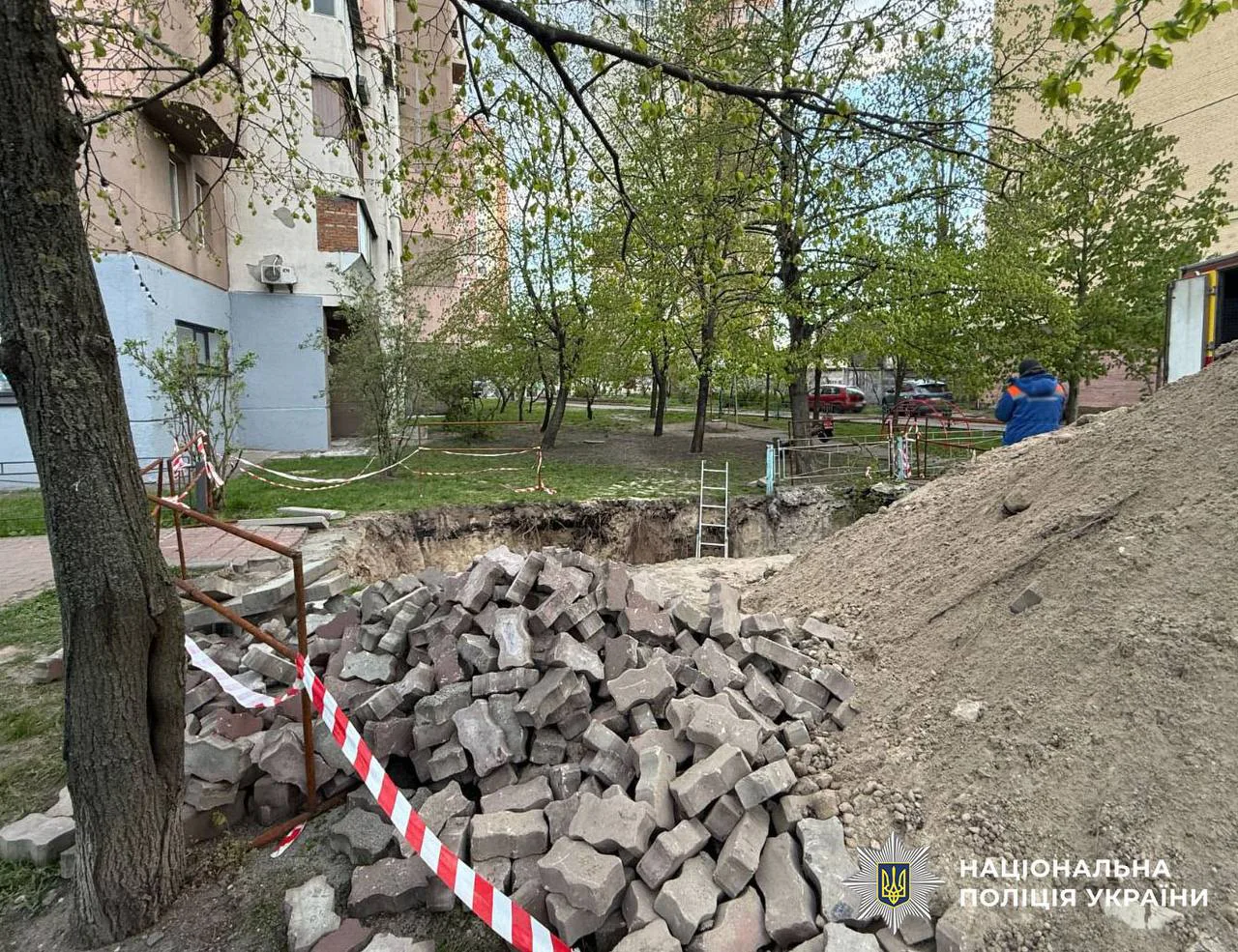 Дівчина впала в неогороджену яму з водою під час робіт комунальників у Києві і травмувалася – відкрито провадження