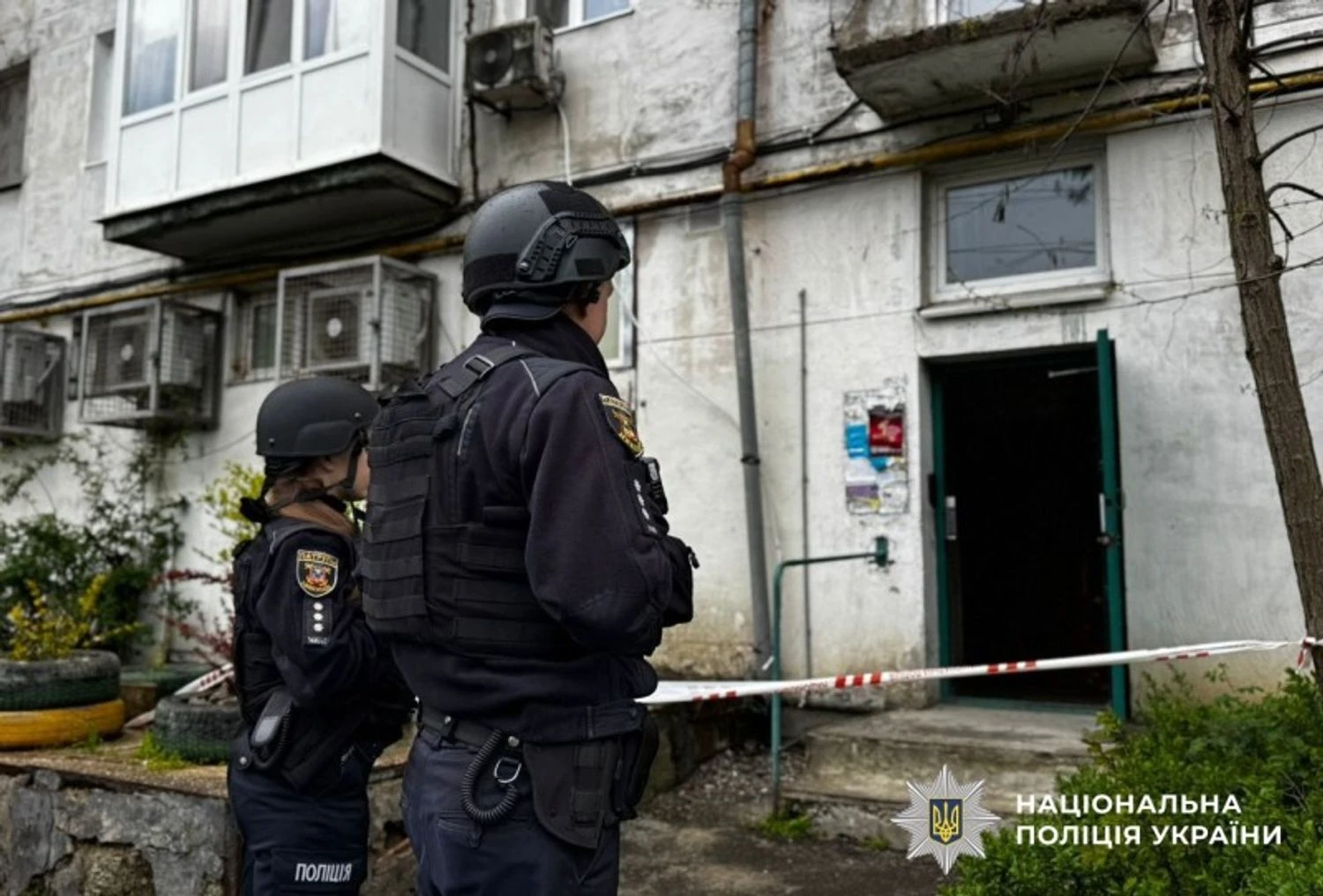 У багатоповерхівці Миколаєва вибухнула граната – є загиблий та пораненаУ мікрорайоні Ліски через вибух гранати в квартирі загинув 45-річний чоловік. Його співмешканка отримала травми, а 11-річна дитина
залишилася неушкодженою.Суспільство • 23 квітня, 15:58 • 3338 перегляди