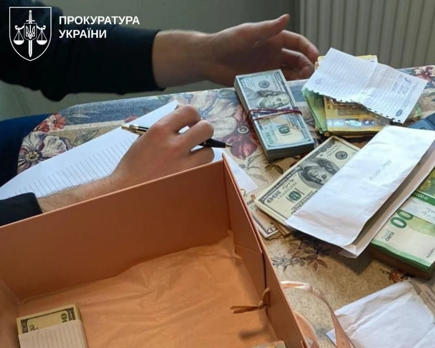 Прокуратура викрила мережу нелегальних онлайн-казино з оборотом у 5 млрд грн, серед організаторів є громадяни рфПрокуратура викрила групу росіян та українців, які організували Joker та Pokerdom. Гроші виводили через криптогаманці та офшори в
Естонії.Економіка • 24 квітня, 07:38 • 3072 перегляди