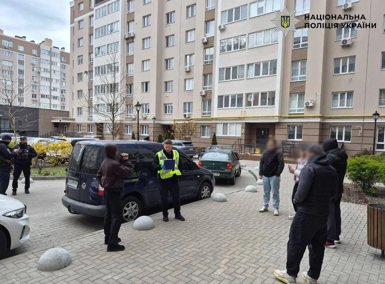 У Києві затримали водія, який влаштував стрілянину. Зброї в авто не знайшлиПоліція затримала 46-річного чоловіка за стрілянину на вулиці Мрії. У його автомобілі зброї не знайшли, фігуранту загрожує до семи
років в'язниці.Київ • 1 травня, 14:55 • 4220 перегляди