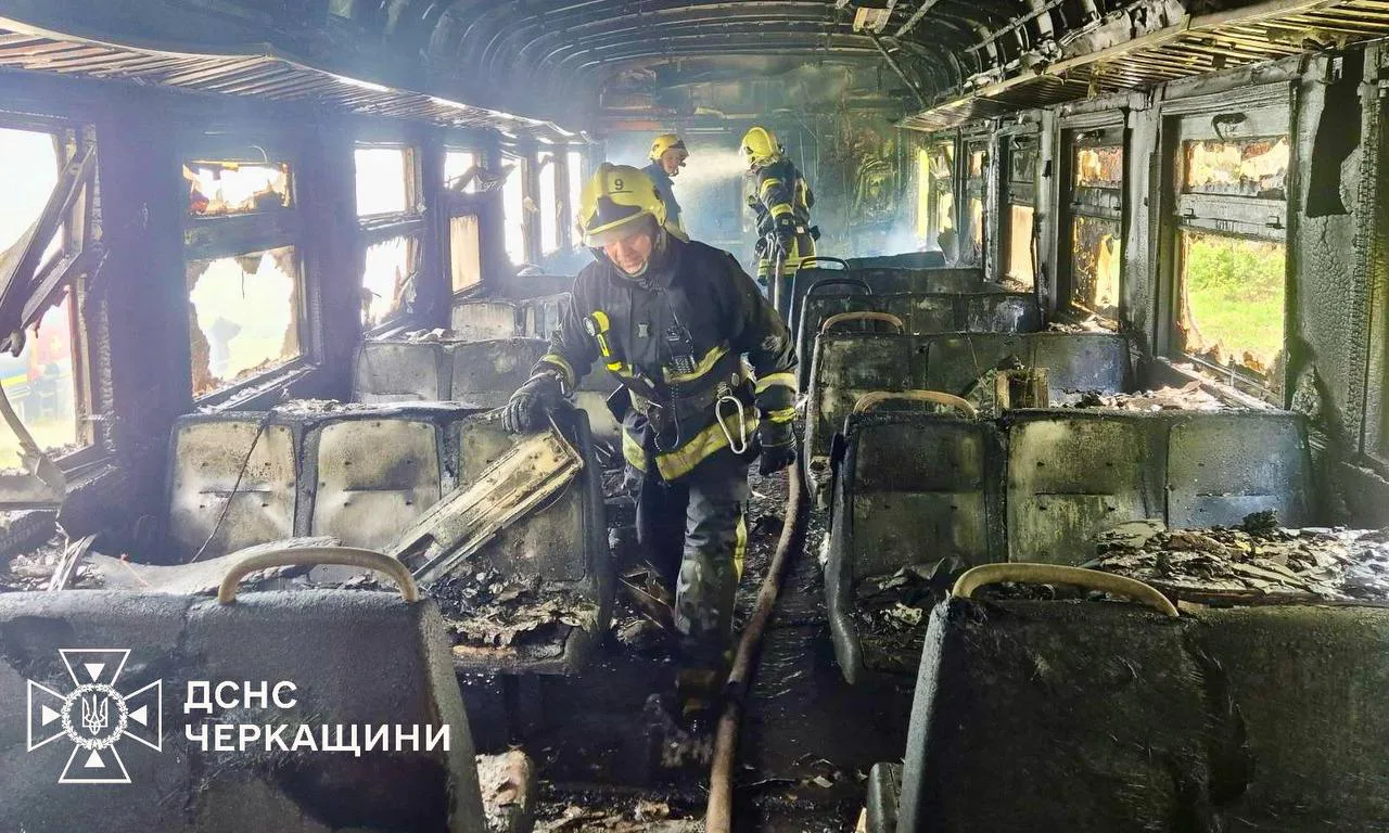 На Черкащині в електричці під час руху спалахнула пожежа, 40 пасажирів евакуювалиПоблизу села Косарі на Черкащині під час руху загорівся електропотяг. Рятувальники евакуювали 40 пасажирів, постраждалих внаслідок
інциденту немає.Суспільство • 12 травня, 12:39 • 2852 перегляди