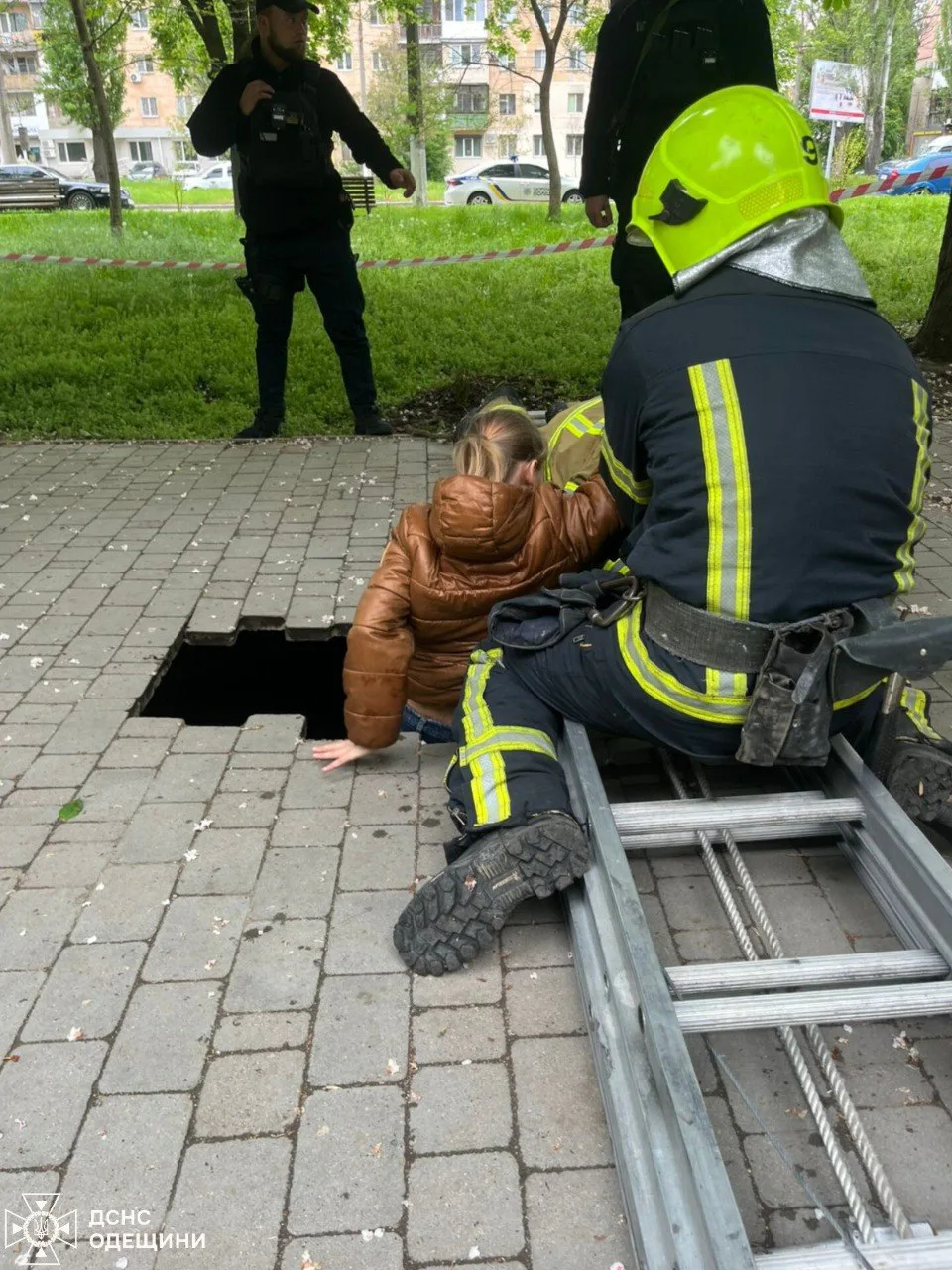 В Одесі 10-річна дівчинка провалилася під тротуарну плитку