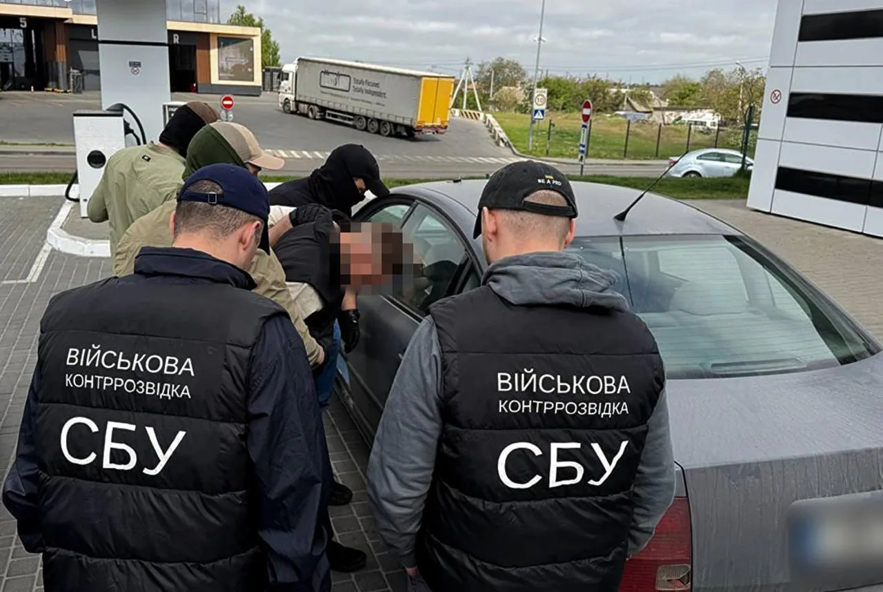Вимагав 100 000 грн за приймання сухпайків для військових – в Одесі затримали офіцера ЗСУВ Одесі затримали майора ЗСУ за вимагання 100 тисяч гривень за приймання сухпайків. Суд призначив йому арешт із заставою понад 900
тисяч гривень.Суспільство • 10:26 • 2750 перегляди