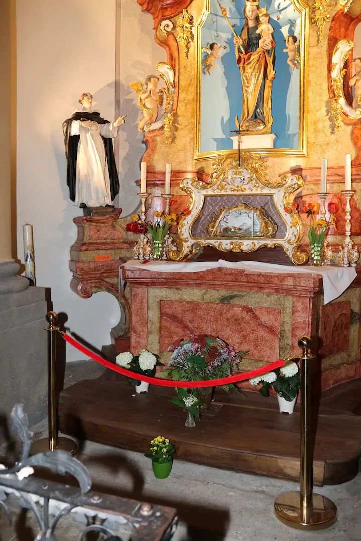 У чеській базиліці викрали 800-річний череп, який вважають реліквією святоїЗловмисник викрав 800-річний череп святої Здислави з чеської базиліки. Поліція розшукує підозрюваного, якого зафіксували камери
відеоспостереження.Кримінал • 11:42 • 1390 перегляди