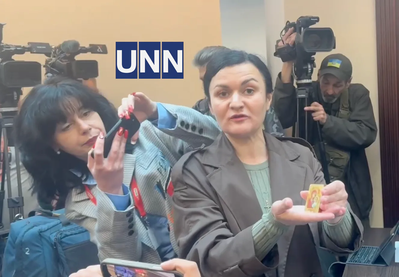 Андрію Єрмаку подарували ікону перед судовим засіданнямЖурналістка Ірма Крат передала Андрію Єрмаку сімейну ікону перед судом. Експосадовця підозрюють у легалізації 460 мільйонів
гривень.Політика • 12:22 • 2408 перегляди