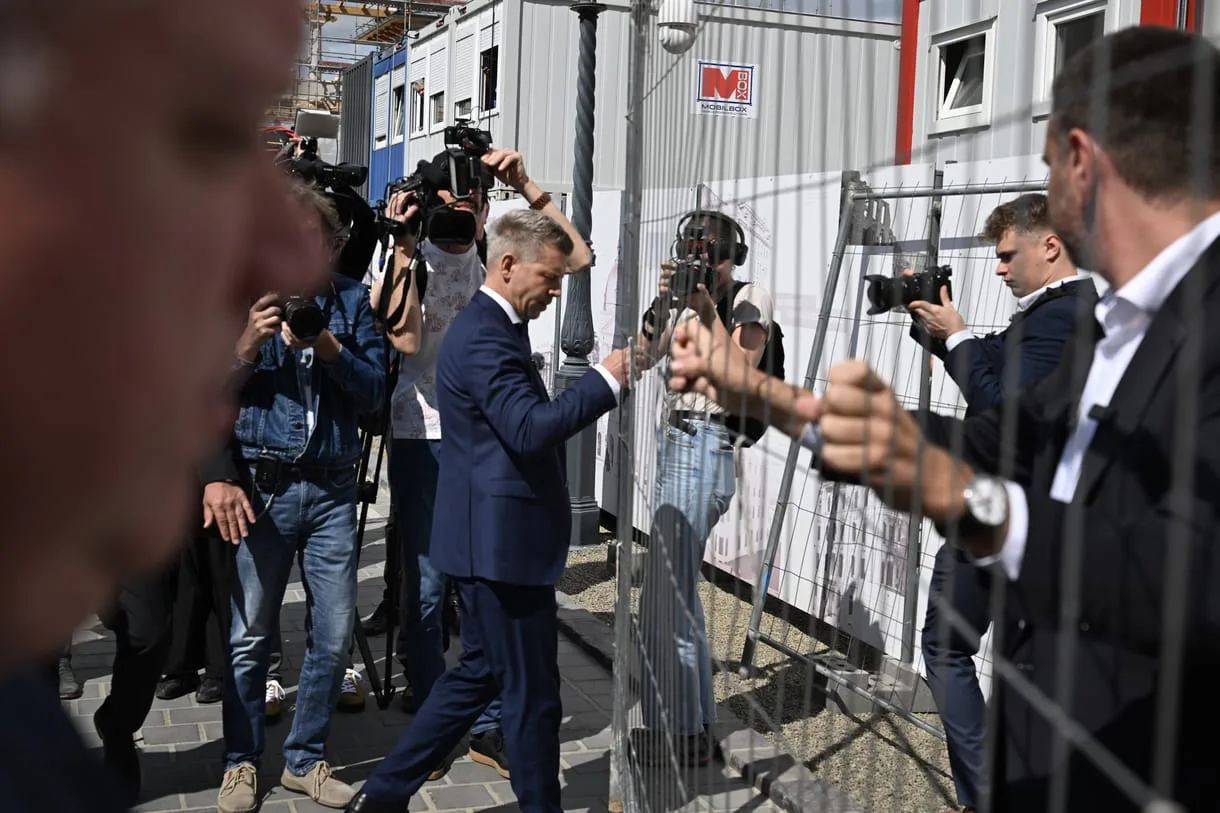 Мадяр прибрав огорожу біля колишньої резиденції Орбана і запросив туди туристівНовий прем’єр-міністр Угорщини Петер Мадяр наказав знести паркан біля колишньої резиденції Віктора Орбана. Будівлю відкриють для
безкоштовних відвідувань уже з цих вихідних.Політика • 15 травня, 15:55 • 4652 перегляди