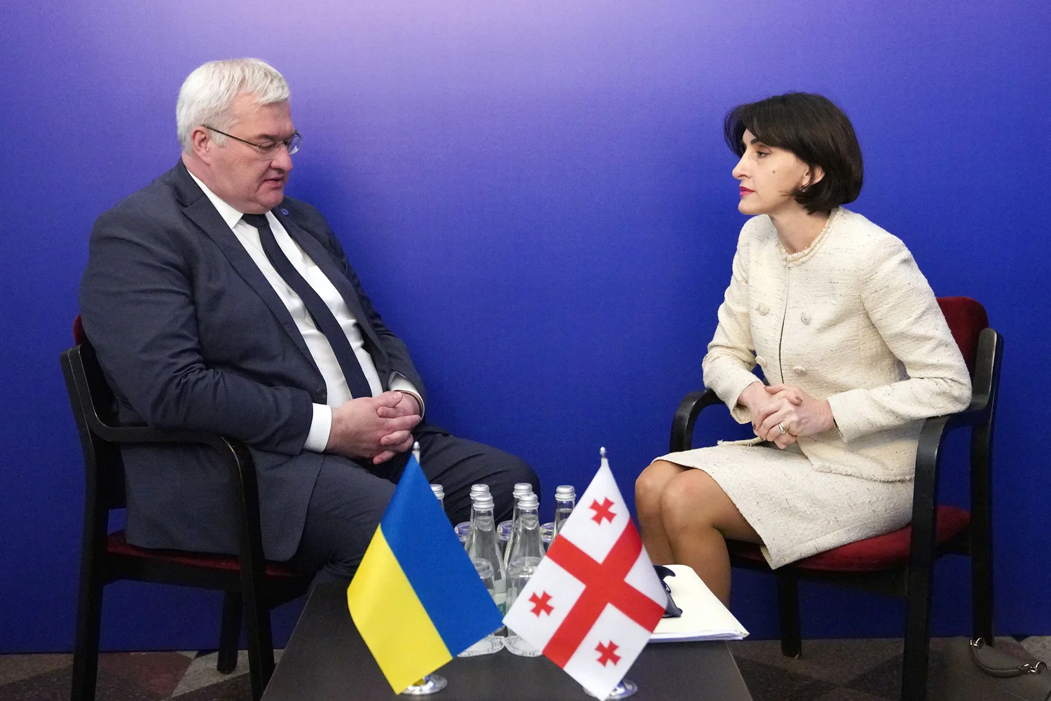 Грузія заявила про готовність до відновлення відносин з Україною після зустрічі глав МЗСМіністри закордонних справ Грузії та України обговорили в Кишиневі відновлення відносин. Сторони готові до діалогу попри наявні
дипломатичні виклики.Політика • 15 травня, 20:59 • 10724 перегляди
