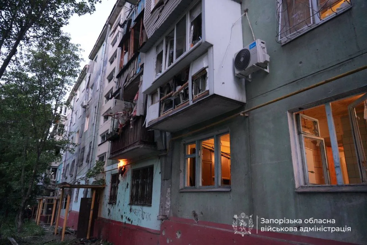 У Запоріжжі через нічну атаку рф поранено двох жінок, пошкоджено багатоповерхівки