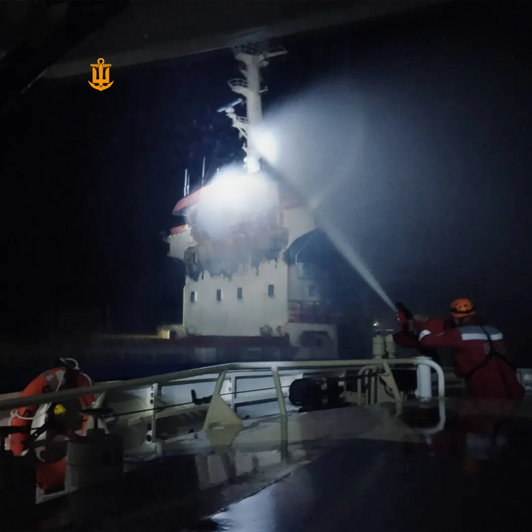 рф атакувала турецьке цивільне судно в Чорному морі, є поранені члени екіпажу – ВМСУросійський дрон атакував цивільний суховантаж ANT під прапором Вануату, що прямував до Туреччини. Двоє поранених моряків
евакуйовані до лікарні.Війна в Україні • 29 травня, 04:41 • 3080 перегляди