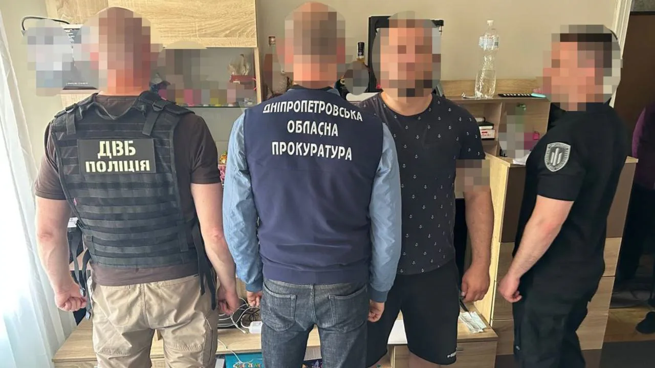 У Дніпрі експоліцейські побили затриманого до стану реанімації – їм оголосили підозру