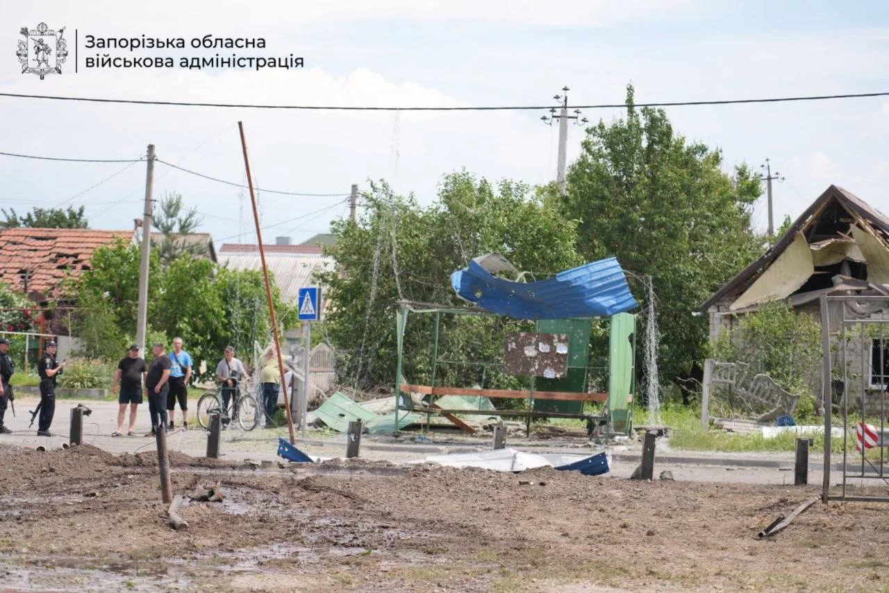 росіяни вдарили КАБами по селищу у Запорізькій області, є загиблі